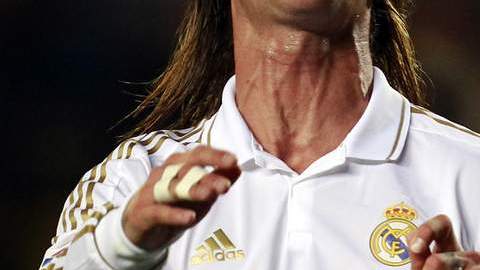Sergio Ramos, quien fue expulsado, refleja la desesperación de todo el Real Madrid, que ve cómo se le acerca peligrosamente el Barsa.