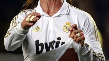 Sergio Ramos, quien fue expulsado, refleja la desesperación de todo el Real Madrid, que ve cómo se le acerca peligrosamente el Barsa.