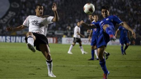 Ralf (izq.), del Corinthians, y Fausto Pinto pelean por el balón. El celeste se fue expulsado al minuto 71, con lo que el equipo cementero tuvo que multiplicarse para no aceptar más goles de los brasileños anoche.