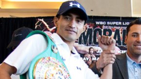 El promotor Óscar De la Hoya (centro) con los peleadores Erik Morales (izq,) y Danny García.