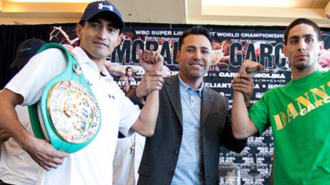 El promotor Óscar De la Hoya (centro) con los peleadores Erik Morales (izq,) y Danny García.