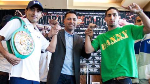 El promotor Óscar De la Hoya (centro) con los peleadores Erik Morales (izq,) y Danny García.