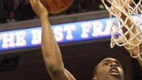 El jugador de Sixers Jodie Meeks (i) trata convertir una cesta ante la marca de Stoudemire (d), de Knicks.