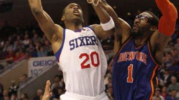 El jugador de Sixers Jodie Meeks (i) trata convertir una cesta ante la marca de Stoudemire (d), de Knicks.