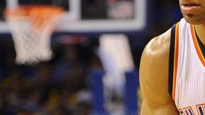 Derek Fisher debutó ayer con los Thunder de Oklahoma y jugó durante 19 minutos en los que  anotó cinco puntos.