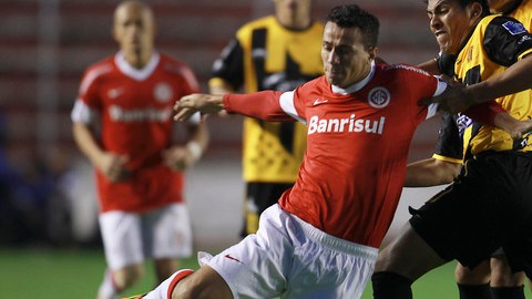 Luis Méndez (der.) le comete falta a Leandro Damiao (9)  en un trámite del partido de ayer en el Estadio Siles Suazo de La Paz.