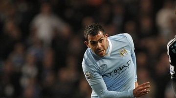 Carlos Tévez (izq.), del Manchester City, disputa el balón con José Bosingwa, del Chelsea,  en el partido de ayer en la Liga Premier.