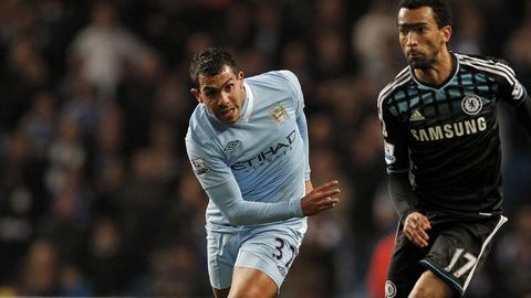 Carlos Tévez (izq.), del Manchester City, disputa el balón con José Bosingwa, del Chelsea,  en el partido de ayer en la Liga Premier.