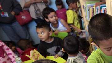 José Parra, residente de cuatro años de Ramona Gardens, escoge un libro en la biblioteca inaugurada ayer en ese residencial de vivienda pública de Boyle Heights, en Los  Ángeles.