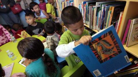 José Parra, residente de cuatro años de Ramona Gardens, escoge un libro en la biblioteca inaugurada ayer en ese residencial de vivienda pública de Boyle Heights, en Los Ángeles.