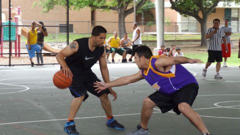 Acciones de la semifinal de la LHBA entre Escorpiones y Reguladores. Reguladores enfrentarán en la final a los Aztecas.