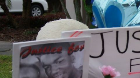 El monumento a Trayvon Martin fuera de la urbanización que visitaba cuando murió.