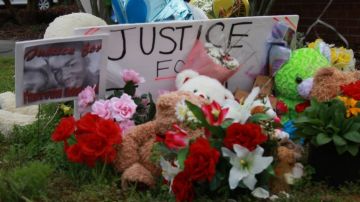 El monumento a Trayvon Martin fuera de la urbanización que visitaba cuando murió.