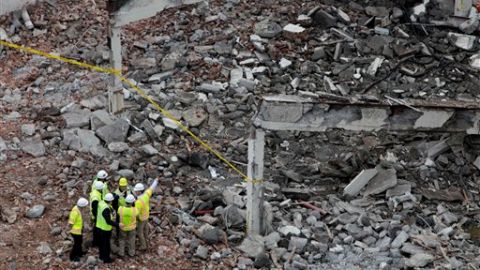 Las autoridades permanecen en el lugar de la tragegia intentando encontrar la causa del desplome.