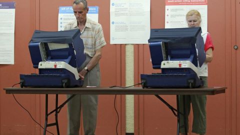 Ciudadanos votan en el colegio electoral situado en la iglesia Santa Cecilia de Arlington Heights, Illinois, Estados Unidos, el martes, 20 de marzo de 2012.