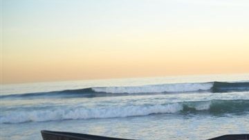 Vista de la embarcación donde viajaban 20 personas desde Tijuana a la playa del El Segundo.