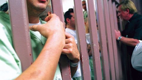 El proyecto de ley HB1316  reduciría el número  de inmigrantes que pueden salir en libertad bajo fianza, incluso en casos de delitos menores o  arrestos no violentos.
