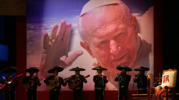 Mariachis, con una enorme figura de Juan Pablo II, honran al Pontífice en la Basílica de Guadalupe tras conocerse su muerte en 2005.