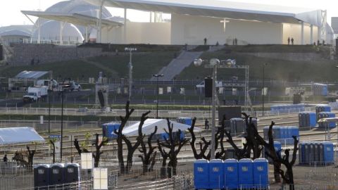 arias personas trabajan en el Parque Bicentenario en Silao, México, donde el Papa Benedicto XVI ofrecerá una misa durante su visita al país.