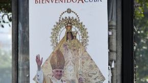Un cartel de bienvenida al papa Benedicto XVI  en La Habana, Cuba.