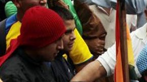 Policías custodian la marcha liderada por indígenas en protesta contra la minería a gran escala.