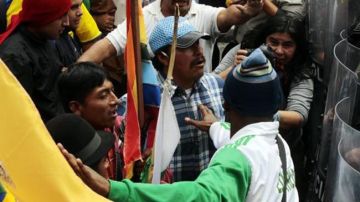 Policías custodian la marcha liderada por indígenas en protesta contra la minería a gran escala.