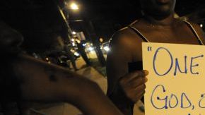 Vecinos protestan por la falta de resultados en la investigación de la muerte de Trayvon Martin, en Sanford.