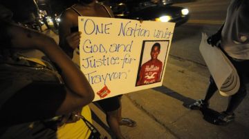 Vecinos protestan por la falta de resultados en la investigación de la muerte de Trayvon Martin, en Sanford.