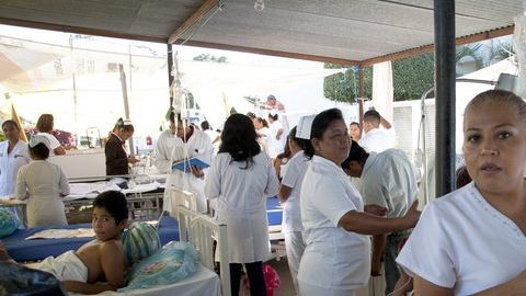 Enfermeras y médicos del hospital Regional de Ometepec en  Guerrero, lugar del epicentro,  atienden a  pacientes a la intemperie.