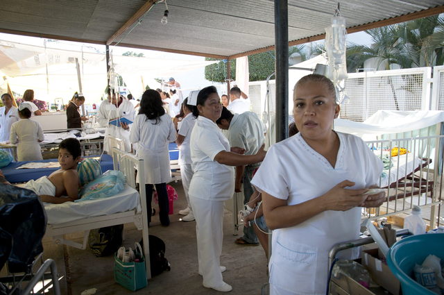 Enfermeras y médicos del hospital Regional de Ometepec en  Guerrero, lugar del epicentro,  atienden a  pacientes a la intemperie.