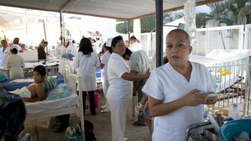 Enfermeras y médicos del hospital Regional de Ometepec en  Guerrero, lugar del epicentro,  atienden a  pacientes a la intemperie.