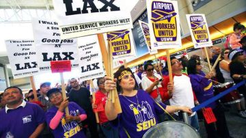 Empleados del Aeropuerto Internacional de Los Angeles dieron a conocer su intención de paralizar esa terminal aérea si no mejoran las condiciones de trabajo.