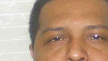 Luis Gónzalez fue descrito como de 40 años y por lo general lleva una gorra de béisbol de los Yankees, lentes oscuros y un bastón.