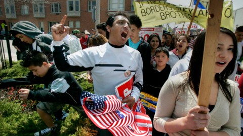 A los latinos no les agrada el término 'inmigrantes ilegales, según dio a conocer un informe.