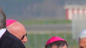 El papa Benedicto XVI acompañado por el primer ministro italiano Mario Monti al partir a México.