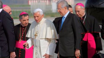 El papa Benedicto XVI acompañado por el primer ministro italiano Mario Monti al partir a México.