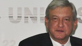 Andrés Manuel López Obrador (i) y el presidente del Instituto Federal Electoral (IFE), Leonardo Valdés Zurita (d), durante la entrega del registro de López Obrador como candidato a la presidencia de México.