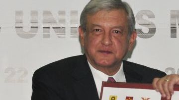 Andrés Manuel López Obrador (i) y el presidente del Instituto Federal Electoral (IFE), Leonardo Valdés Zurita (d), durante la entrega del registro de López Obrador como candidato a la presidencia de México.