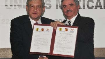 Andrés Manuel López Obrador (i) y el presidente del Instituto Federal Electoral (IFE), Leonardo Valdés Zurita (d), durante la entrega del registro de López Obrador como candidato a la presidencia de México.