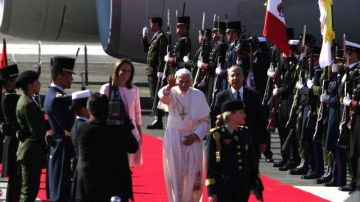 El papa Benedicto XVI saludó a los mexicanos tras ofrecerles un mensaje lleno de esperanza y en el cual les aseguró que reza por su bienestar.