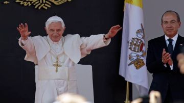 El papa Benedicto XVI a su llegada a México.