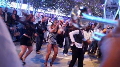 Imagen de archivo que muestra a parejas bailando salsa en LA.