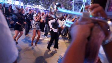 Imagen de archivo que muestra a parejas bailando salsa en LA.