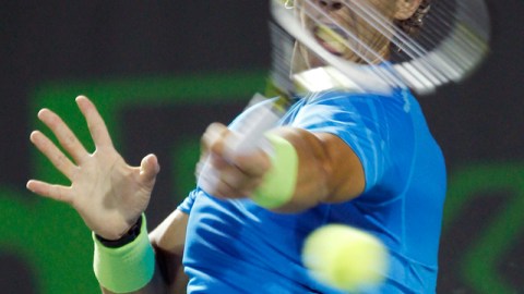 Rafael Nadal devuelve un saque en los últimos minutos del juego.