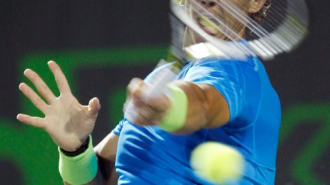 Rafael Nadal devuelve un saque en los últimos minutos del juego.