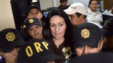 La exviceministra de Gobernación de Guatemala, Marlene Blanco, es escoltada por agentes de la Policía Nacional Civil