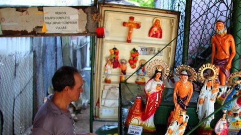Un hombre vende imágenes religiosas en una calle de La Habana  previo a la visita del Papa Benedicto XVI.