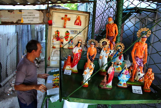 Un hombre vende imágenes religiosas en una calle de La Habana  previo a la visita del Papa Benedicto XVI.