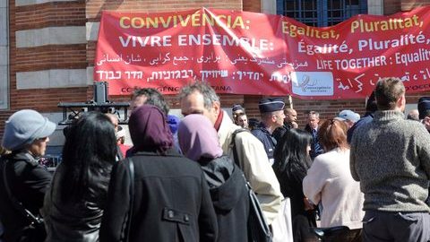 Centenares de personas participan en una manifestación en memoria de las víctimas del asesino.