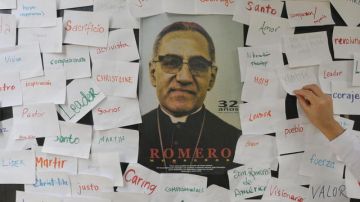 Foto con notas dedicadas en el museo del arzobispo Óscar Arnulfo Romero en San Salvador.